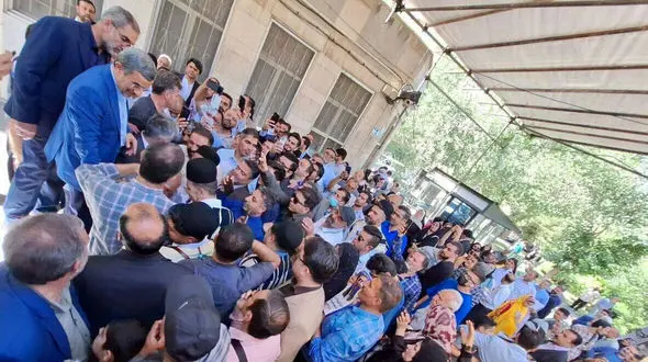 در مقابل منزل محمود احمدی نژاد چه خبر است؟ / در سومین روز ثبت نام داوطلبان انتخابات ریاست جمهوری