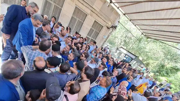 در مقابل منزل محمود احمدی نژاد چه خبر است؟ / در سومین روز ثبت نام داوطلبان انتخابات ریاست جمهوری