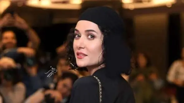 نگاهی به دکوراسیون ساده و شیک خانه پریناز ایزدیار / سلیقه مینیمال خانم بازیگر را ببینید