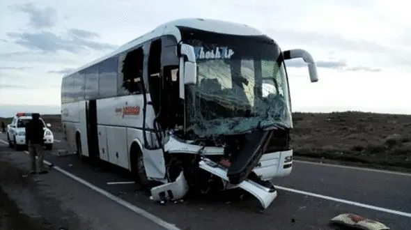 تصادف اتوبوس مسافربری و کامیون در جاده قم