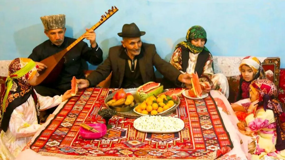 نوستالژی امروز / نگاهی به دورهمی هنرمندان قدیم و عاشیق خوانی ترکی آذربایجان در شب یلدا + روایت مسعود فروتن از آداب و رسوم و خاطرات شیرین شب چله