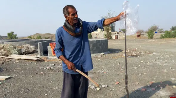 عاقبت جدال یک مرد با مار یک متری / خادم امام زاده فضل ابن عباس در چه حالی است؟+ عکس