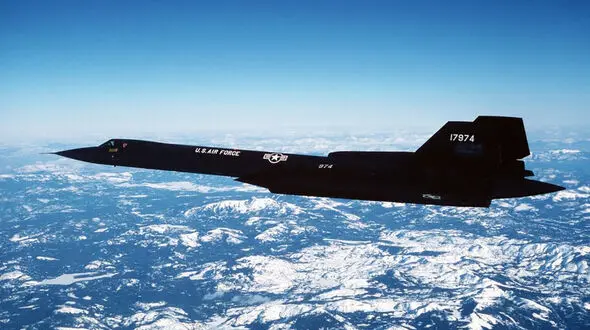 هواپیمای جاسوسی SR-71 بلک‌برد آمریکا در ارتفاع ۷۹ هزار پایی متلاشی شد اما خلبان زنده ماند