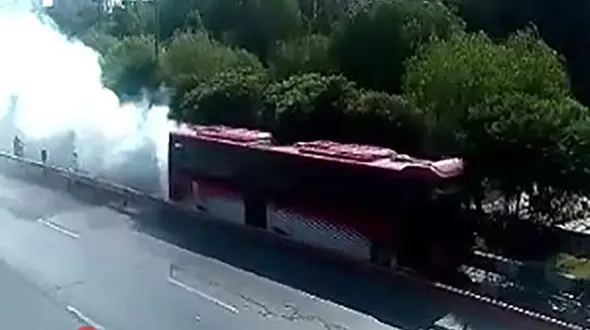 آتش‌سوزی اتوبوس بی آر تی در اتوبان امام علی (ع)+ عکس