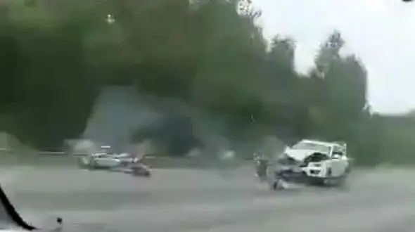 شاخ به شاخ موتورسیکلت با خودروی شاسی بلند + فیلم