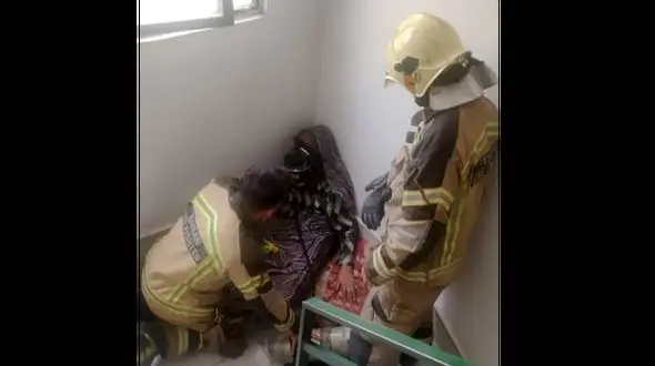  نجات پیرزن تنها از محاصره دود و آتش در شهرری + عکس