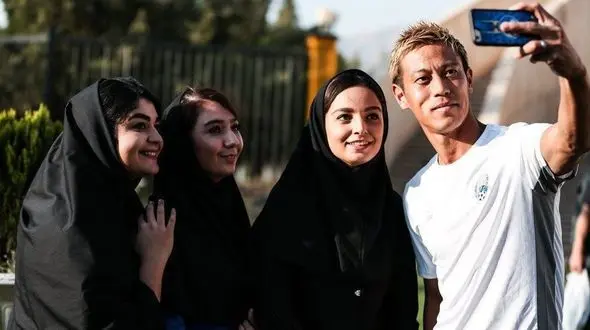 سلفی هوندا با دختران ایرانی قبل از ورود به استادیوم آزادی