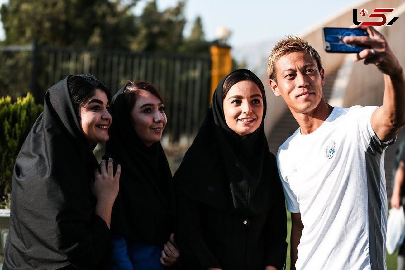 سلفی هوندا با دختران ایرانی قبل از ورود به استادیوم آزادی