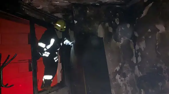 انفجار باورنکردنی پاوربانک خانه ای را به آتش کشید / آتش سوزی وحشت آور در شیراز