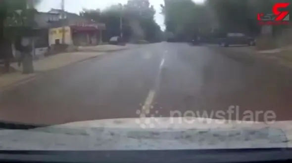 برخورد هولناک اتومبیل با فروشنده مغازه +فیلم 