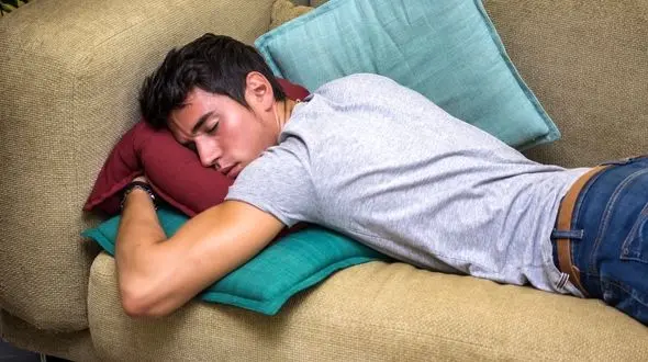 چرا نباید روی کاناپه خوابید؟