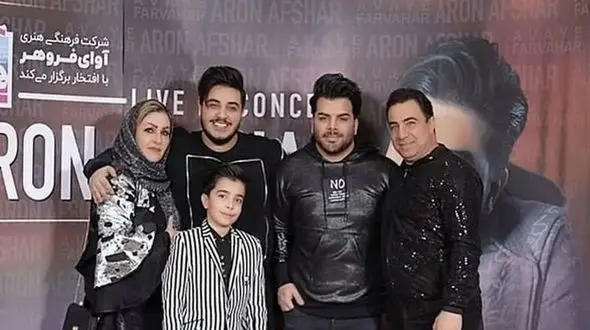 آواز شاد؛ آرون افشار کنسرتش برادر و پدرشو آورد 3تایی خوندن صداشون بمب یکی از یکی بهتر