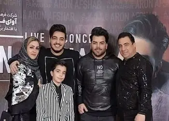 آواز شاد؛ آرون افشار کنسرتش برادر و پدرشو آورد 3تایی خوندن صداشون بمب یکی از یکی بهتر
