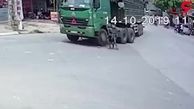 زنده ماندن معجزه آسای دوچرخه سوار پس از زیر گرفته شدن توسط کامیون+ فیلم 