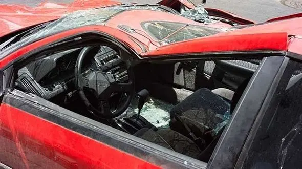 واژگونی کامیون حمل سنگ روی یک خودرو/ مرگ تلخ راننده