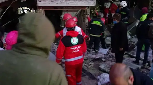 اولین فیلم از انفجار مرگبار پاکدشت / ادامه عملیات با سگ های زنده یاب