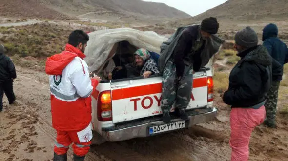 نجات گرفتار شدگان در سیلاب رودخانه مامون