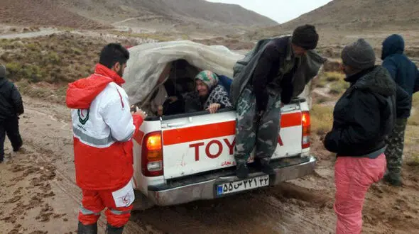 نجات گرفتار شدگان در سیلاب رودخانه مامون