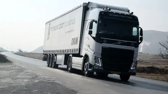 ببینید / سقوط دردناک یک مرد از روی سقف یک تریلی روی آسفالت جاده!