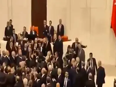 فیلم دعوا و کتک کاری در پارلمان ترکیه / علت چه بود؟