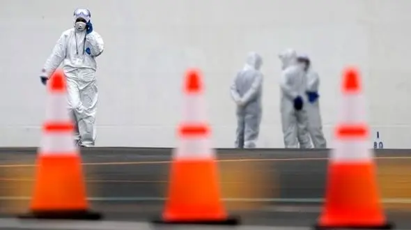  پزشکی که زیر سرم همچنان در حال کار است + عکس 