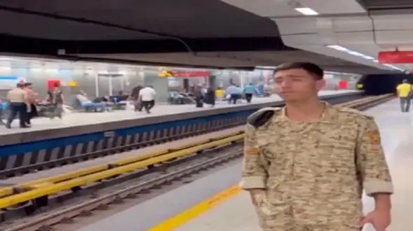 آواز احساسی؛ پسر سرباز تو مترو آهنگ خوند مردم انقد محوش شدن از قطار جا موندن