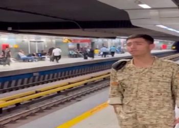 آواز احساسی؛ پسر سرباز تو مترو آهنگ خوند مردم انقد محوش شدن از قطار جا موندن