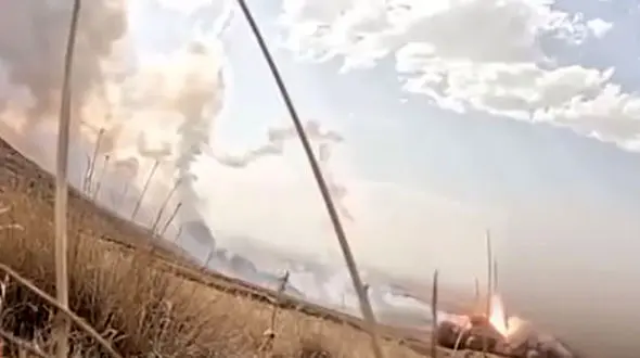 فیلم لحظه هدف قرار گرفتن سکوهای شلیک موشک های ایرانی توسط اسرائیل / سوختن بدن 2 سپاهی فداکار و جواب دندان شکن به اسرائیل