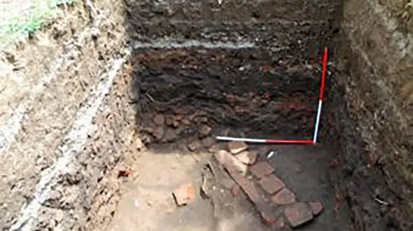 سازه های تدفینی در میدان شهرداری رودسر شناسایی شدند