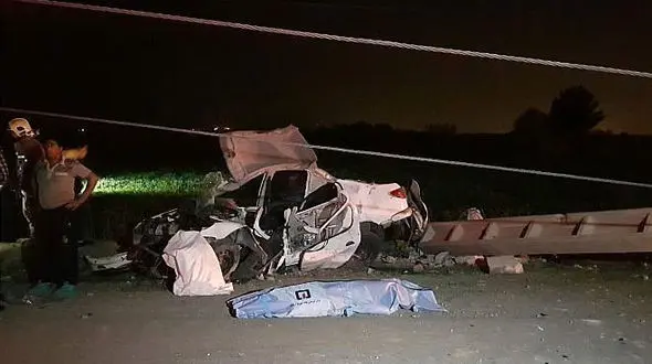 عجیب ترین عکس ها از له شدن 2 سرنشین پژو 206 زیر تیر برق +تصاویر 