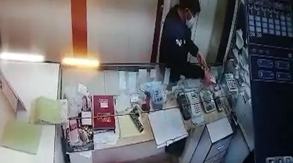 فیلم لحظه سرقت از طلافروشی در هرسین
