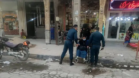 اقدام تحسین برانگیز 3 مامور پلیس خرمشهر با پیرزن معلول + عکس