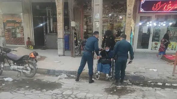 اقدام تحسین برانگیز 3 مامور پلیس خرمشهر با پیرزن معلول + عکس
