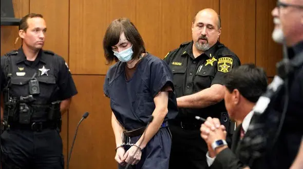 مرد دیوانه 7 نفر را مسلحانه به قتل رساند / پدر قاتل هم پای میز محاکمه رفت