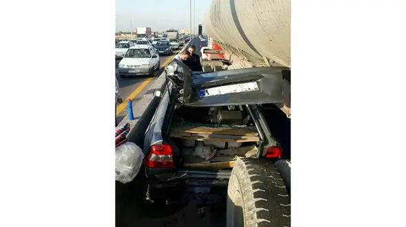 پراید بین چرخ‌های تریلی پرس شد / باورتان می شود راننده زنده ماند+عکس
