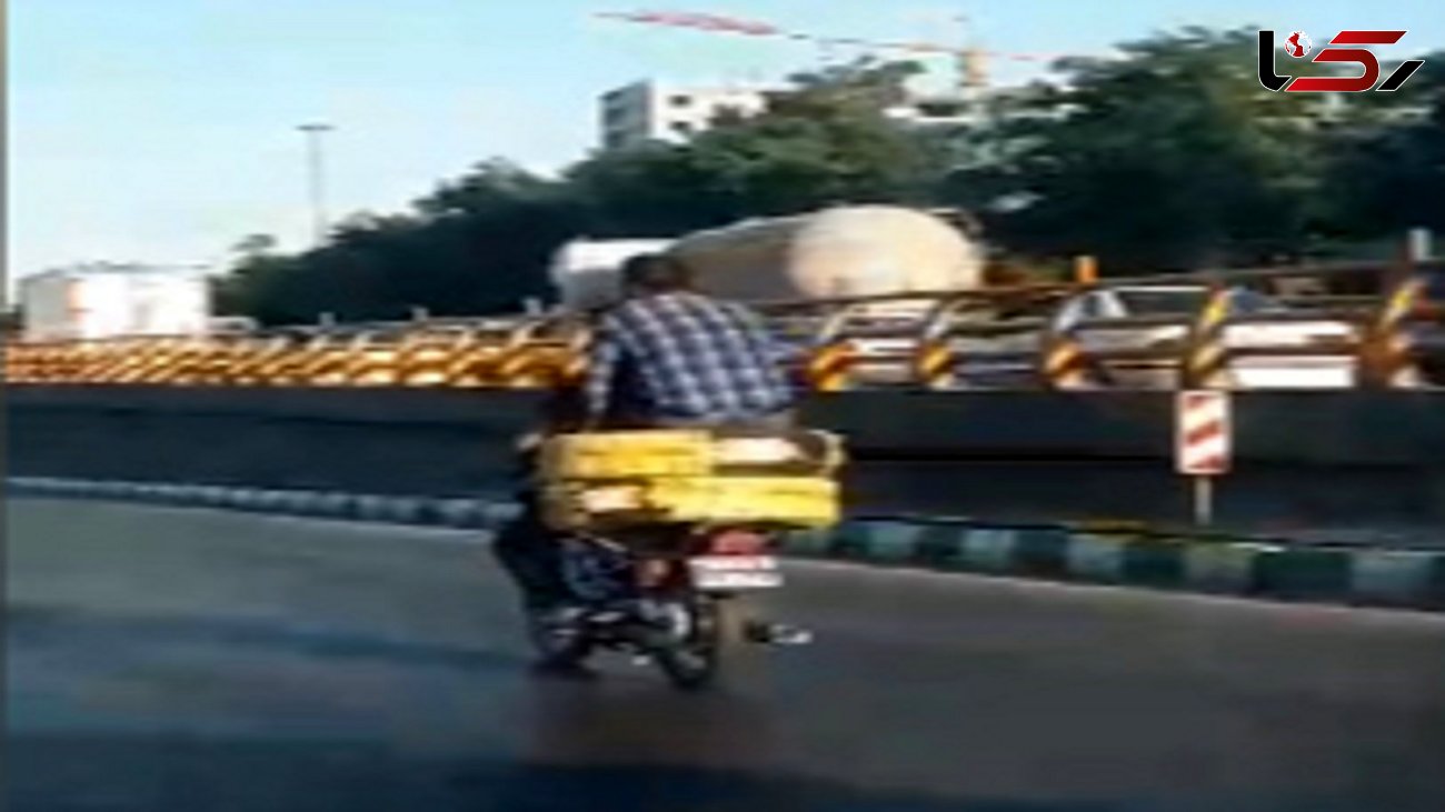 اقدام خطرناک سرنشین موتورسیکلت در مشهد + فیلم 