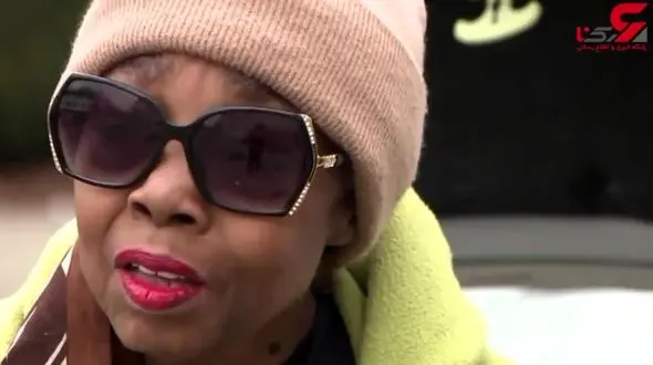 تنبیه کودک 3 ساله با آب جوش کتری توسط مادر موقرمز و دوستانش !+فیلم