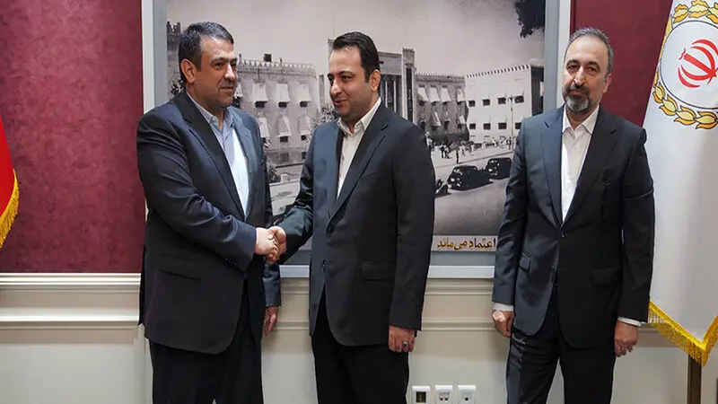 محسن سیفی، مدیرعامل بانک ملی ایران و ابوالفضل نجارزاده، مدیرعامل سابق بانک ملی ایران