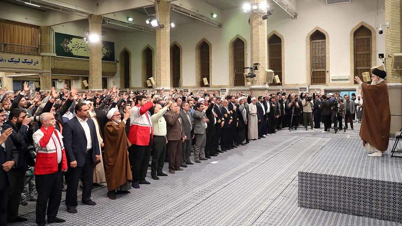 رهبر معظم انقلاب اسلامی حضرت آیت الله خامنه ای امروز( دوشنبه ) 17 اردیبهشت 1403 در دیدار مسئولان و کارگزاران حج و جمعی از زائران بیت الله الحرام