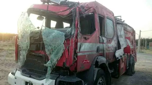 متلاشی شدن خودروی آتش نشانی بخاطر یک پراید! + عکس 