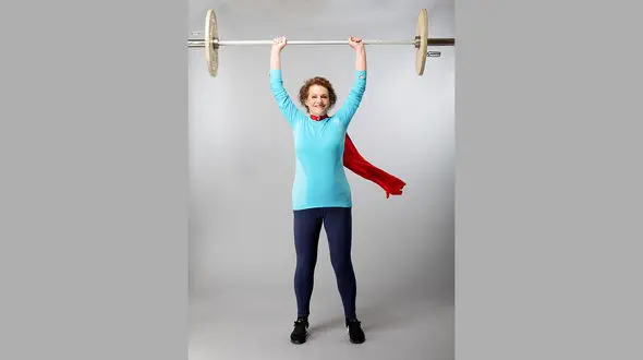 وزنه برداری حرفه ای یک زن 74 ساله خبرساز شد +تصاویر 