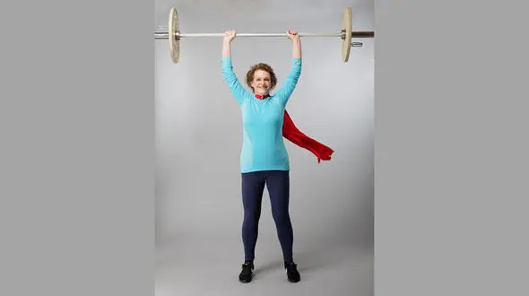 وزنه برداری حرفه ای یک زن 74 ساله خبرساز شد +تصاویر 