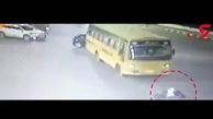 لحظه تصادف اتوبوس با مأمور پلیس رانندگی! + فیلم / هند