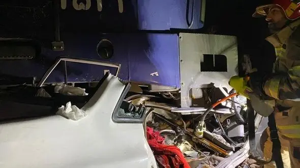 له شدن پراید در تصادف با قطار / بامداد در شهر ری + عکس ها