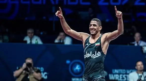عموزاد: روی تشک کشتی "رحمان بی رحم" هستم/ تا المپیک در وزن 65 کیلوگرم می‌مانم/ شادی مردم ارزشمندترین مدال است