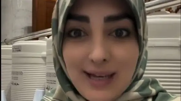 ترفند خلاقانه  ستاره سادات قطبی برای نماز خواندن بدون مهر در خانه خدا/ زیارت قبول حاج خانوم