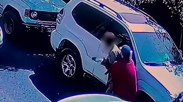 هشدار / فیلم لحظه سرقت وحشیانه تلفن همراه دخترجوان با تصادف ساختگی 