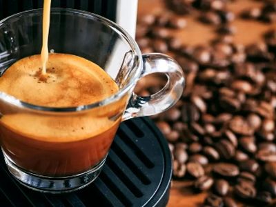 دلیل آروغ زدن بعد از نوشیدن چای و قهوه چیست؟