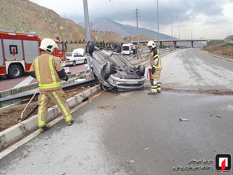 واژگونی خودرو سواری دو مصدوم بر جای گذاشت