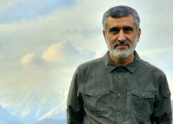 فیلم/ حاج آقا فهمیده بود که خونه رو زدند و اومده بودن طبقه بالاتر که تماس بگیرند که....؛ روایت همسر سردار حاجی‌زاده از شب سخت شهادت ایشان+ویدیو